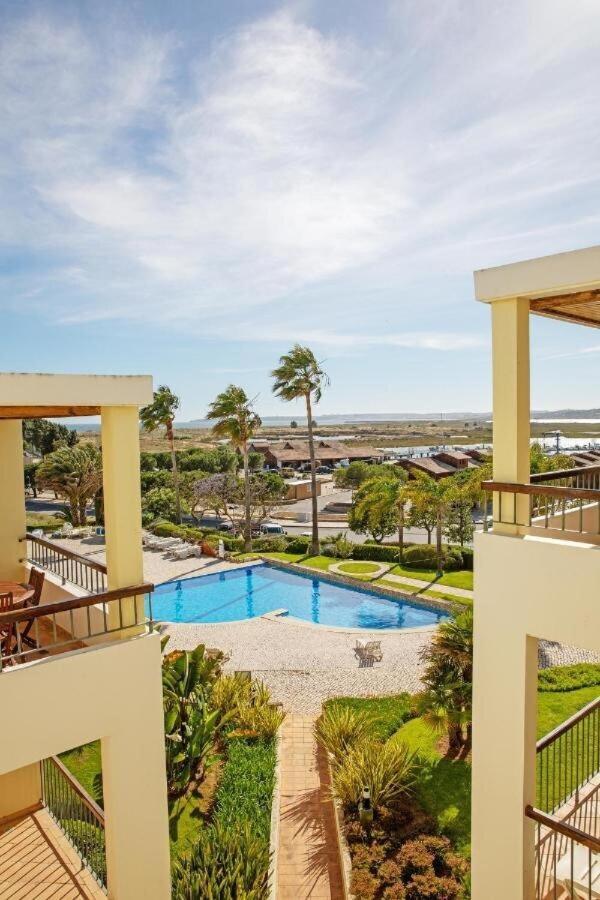 Superb 3-Bedroom Ground Floor Apartment With Communal Pool In The Heart Of Alvor At07 Exterior photo